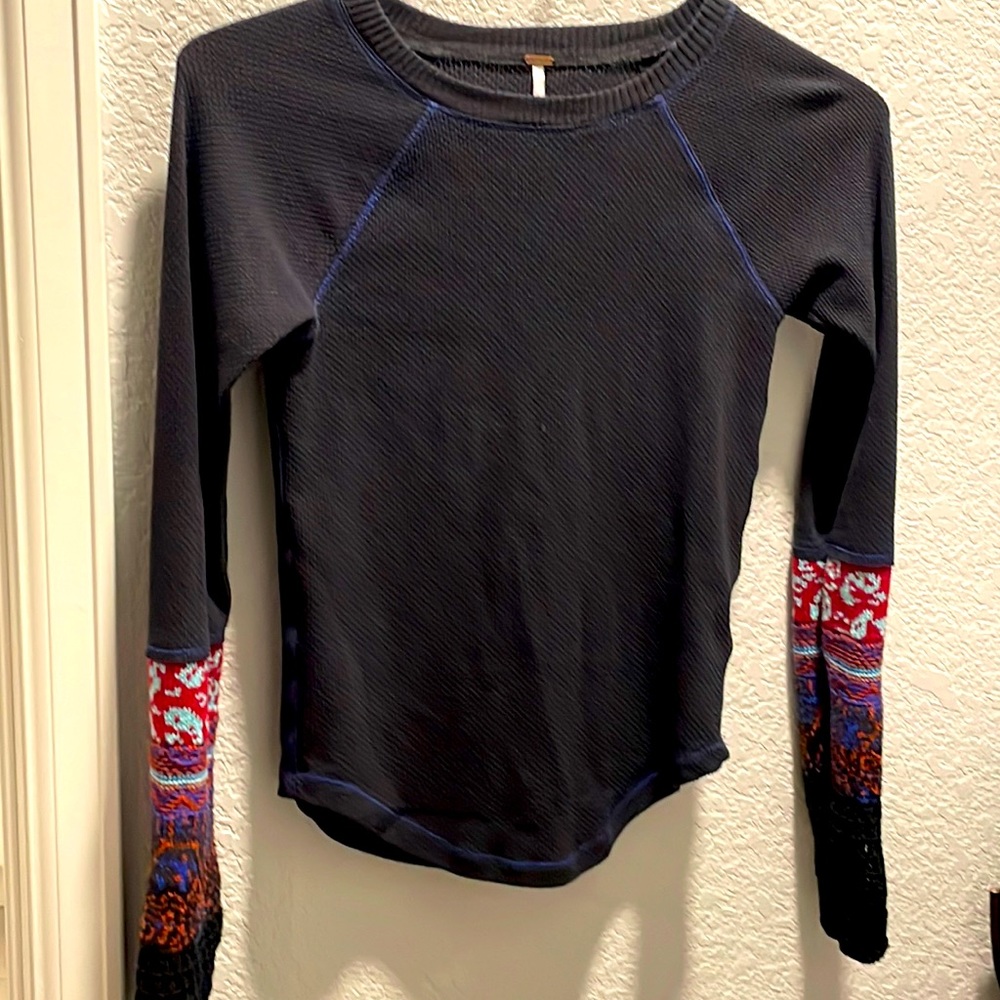 Free people thermal sweater crocheted cuffs small womens shirt navy blue 🌻
